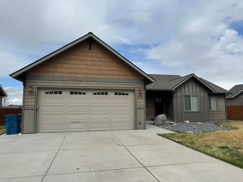 Building Photo - 219 Talon Way