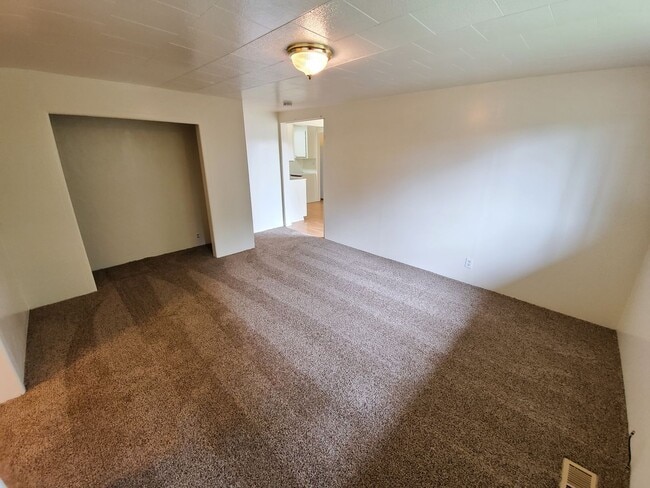 Building Photo - 3 Bed 2 Bath Home w/ storage shed
