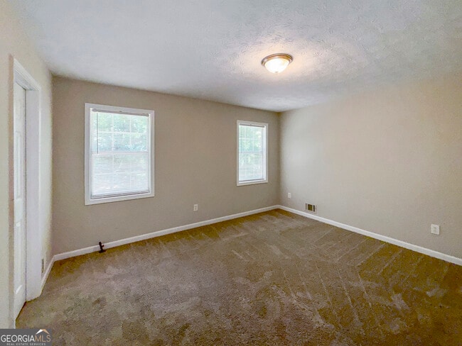Building Photo - 2025 Old Concord Dr SE