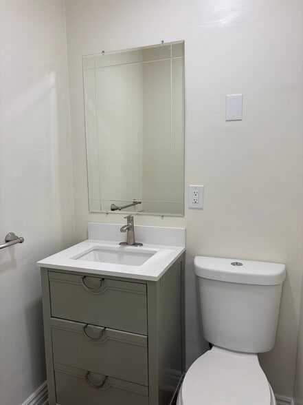 Building Photo - 2405 Perkins Ln