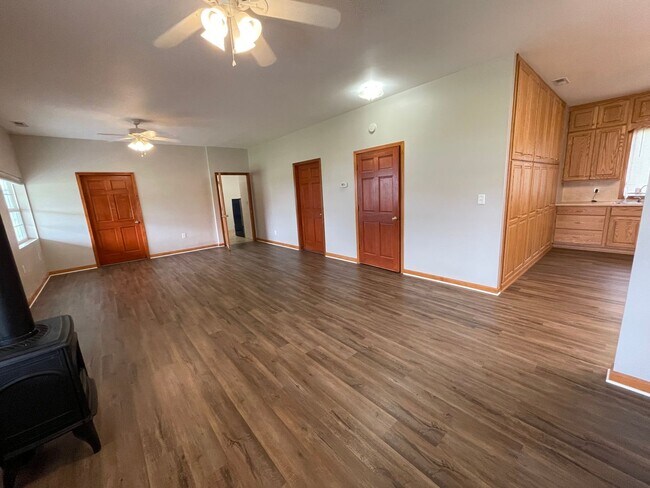 Building Photo - Single family home with BARN/SHOP- Flora, ...