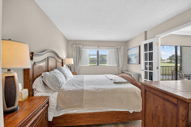 Building Photo - 451 Greensward Ln