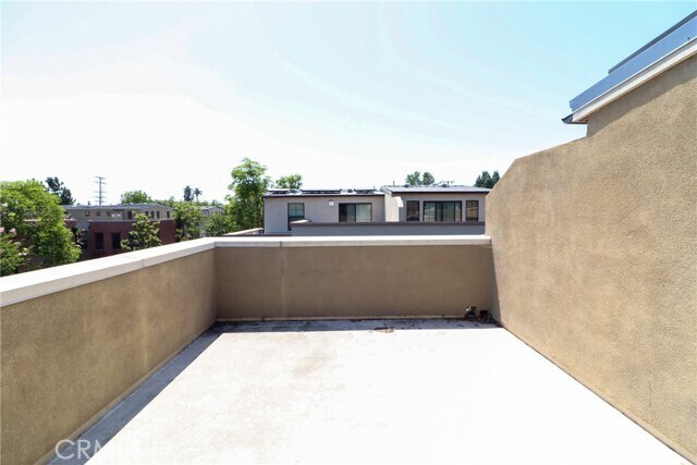 Building Photo - 561 W Maple Ave