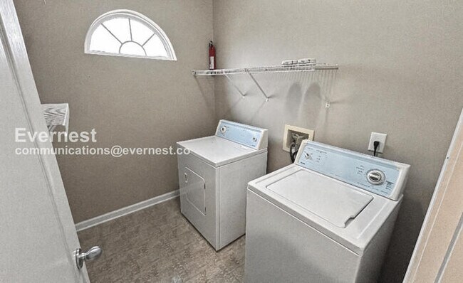 Building Photo - 3 Bed/2 Bath Home with Fenced Yard / Available Now!