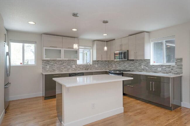 Building Photo - Beautiful 2-Bedroom Duplex with Granite Countertops & Hardwood Floors in the Heart of Denver!