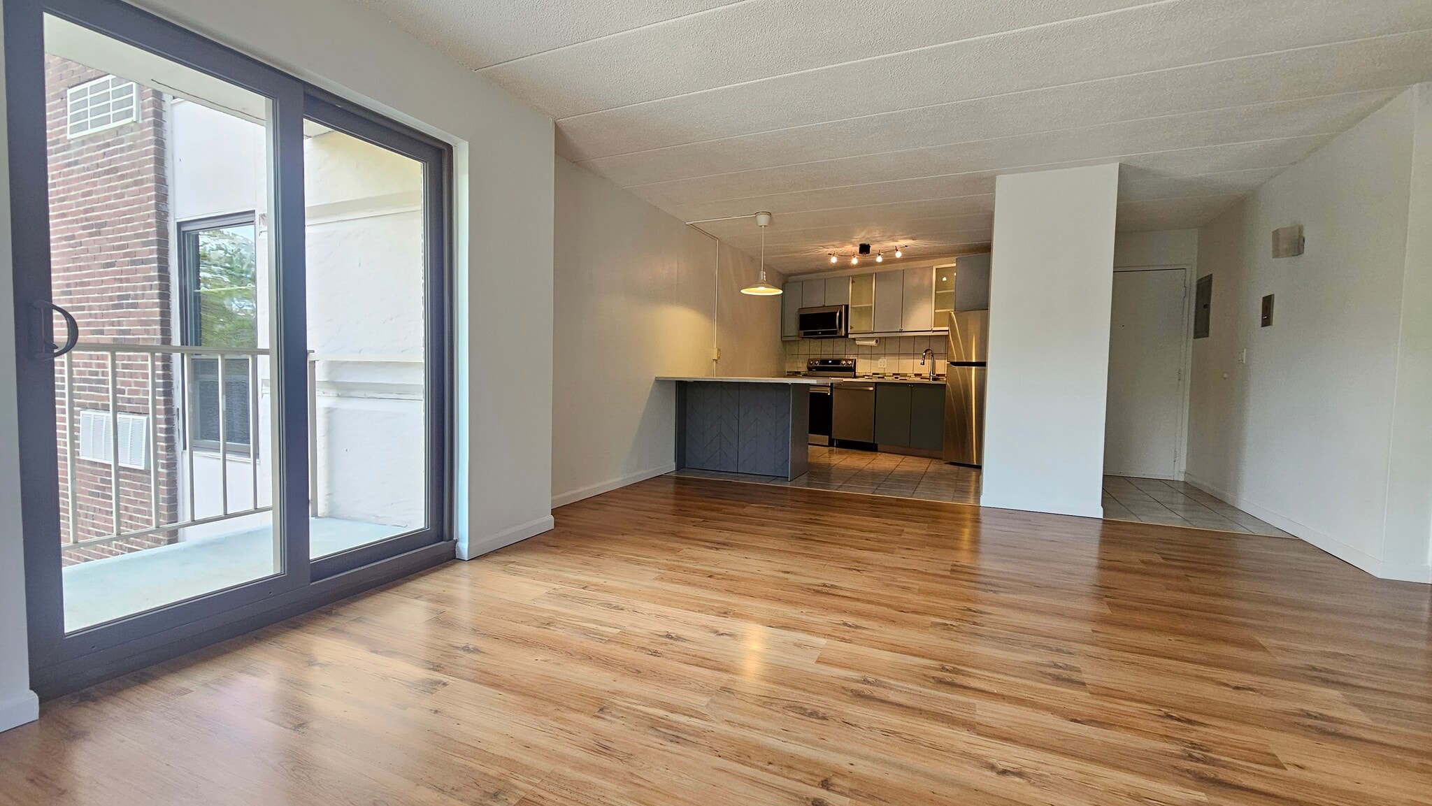 Living room with a balcony - 147 Turner Rd