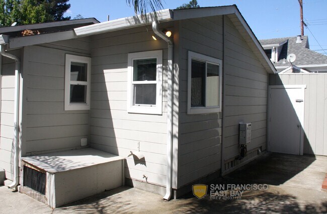 Building Photo - Captivating 2bd/1ba House with Garage/Work...