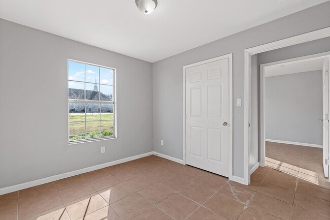 Building Photo - 1820 E Texas St