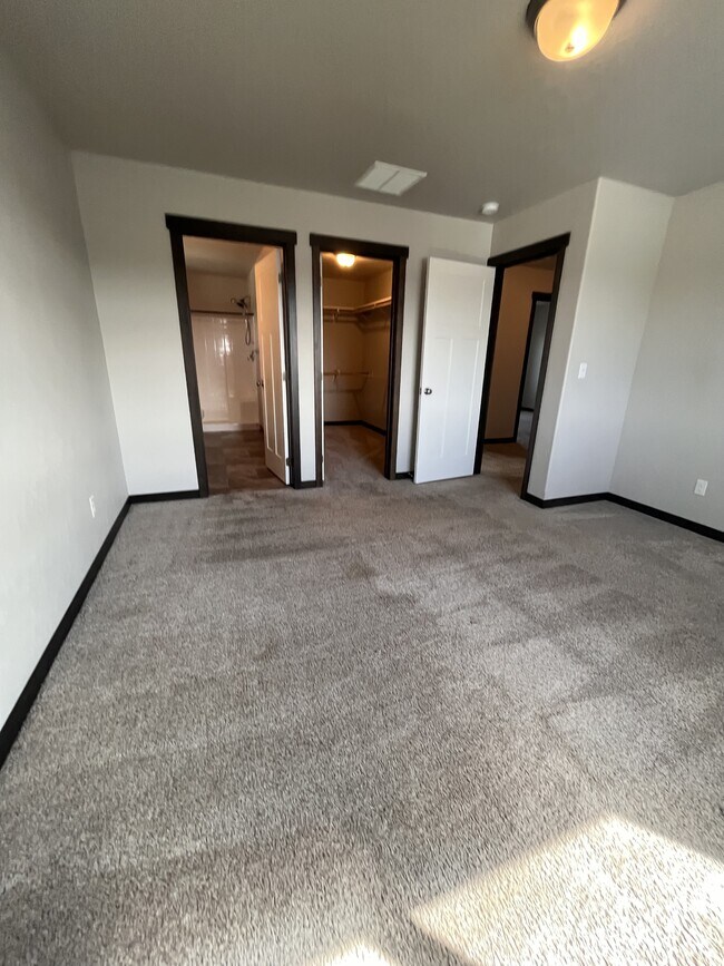 Building Photo - 5852 W Irish Dr