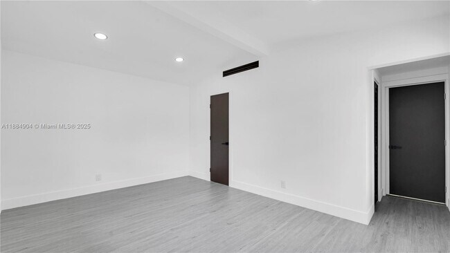Building Photo - 2413 Gulfstream Ln