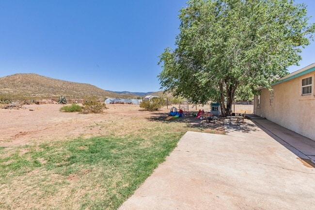 Building Photo - Private 3 bedroom, 1 bath with Large Fenced-in Backyard