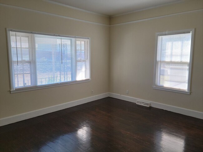 Building Photo - Charming 3-Bedroom, 1 Bathroom Ranch ***$2...