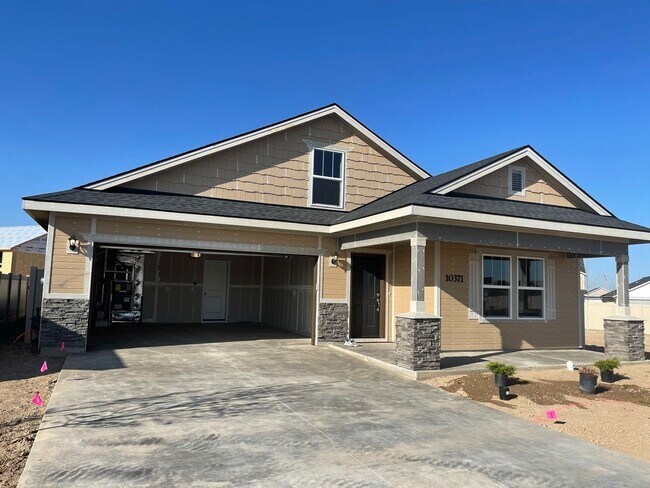 Building Photo - 4 bedroom 2 bath large loft area upstairs / All bedrooms downstairs