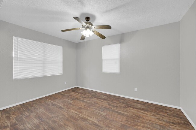 Building Photo - SPACIOUS! LOCATION!