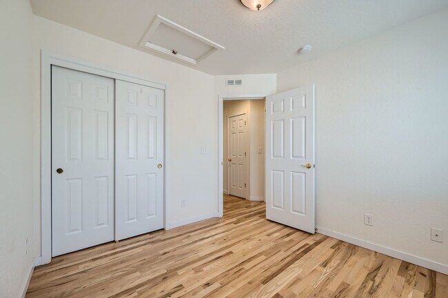 Building Photo - SW Longmont Townhome