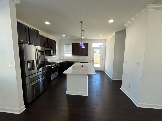 Building Photo - 4 Bedroom, 3.5 Bath Condo in Coveted Spenc...