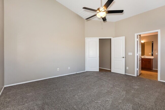 Building Photo - 672 E Lovegrass Dr