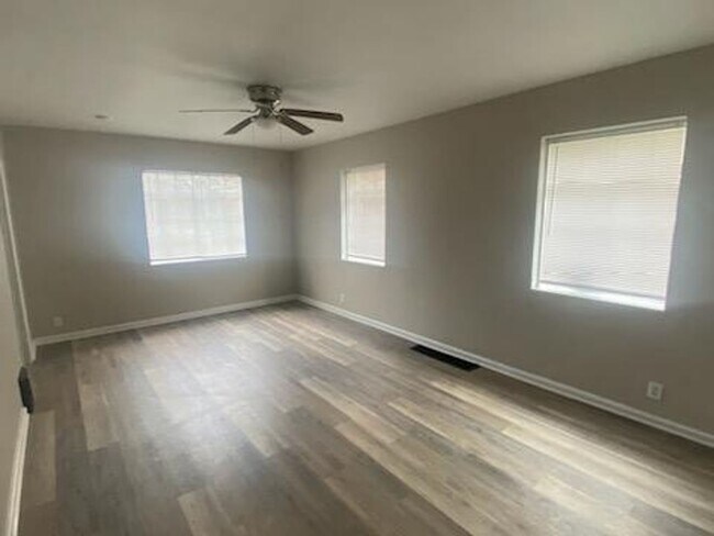 Building Photo - 1 Bedroom on S High St