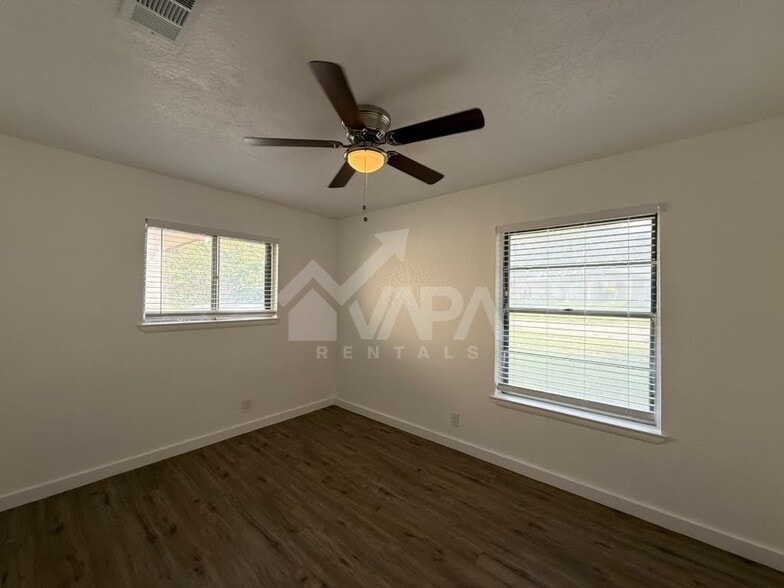 Building Photo - 415 Solar Dr