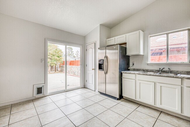 Building Photo - 3 Bed 2 bathrooms house 79936
