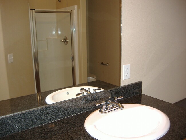 Building Photo - ***898 Oakwood***