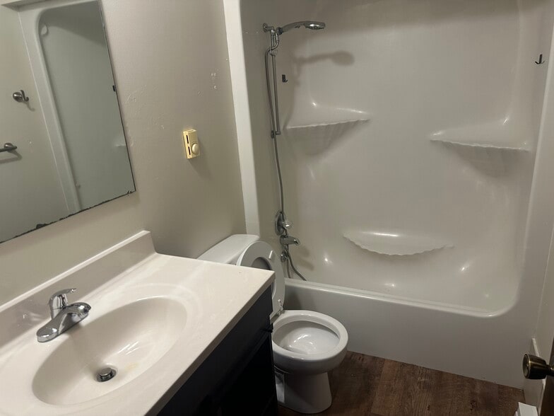 Building Photo - 1033 Lakeshore Dr