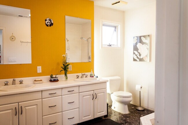 Building Photo - 2707 E Thomas St