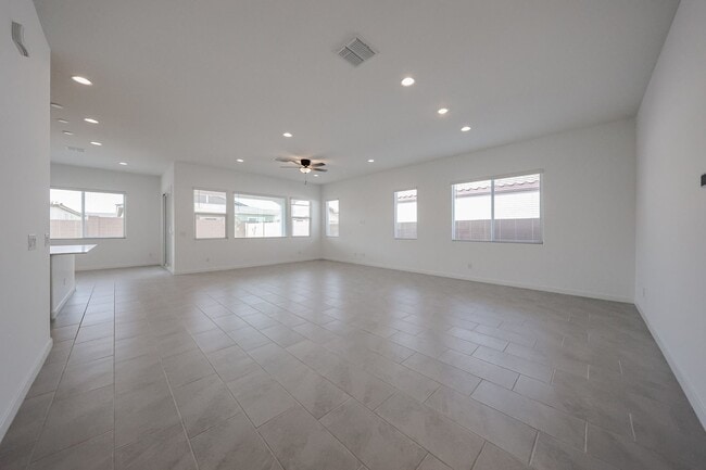 Building Photo - Beautiful 4 bedroom plus den home in Aloravita