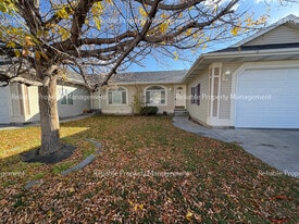 Building Photo - 1400 Falcon Dr