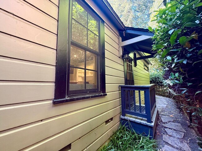 Building Photo - PEACEFUL MADRONE CANYON ONE BEDROOM COTTAGE NEAR DOWNTOWN LARKSPUR
