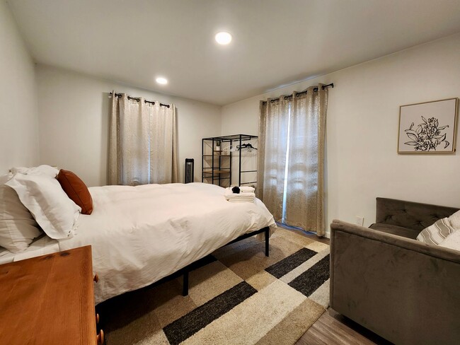Building Photo - 4 bed 2.5 bath House | East Rochester | First Floor Laundry Hookups | Front and back covered porch