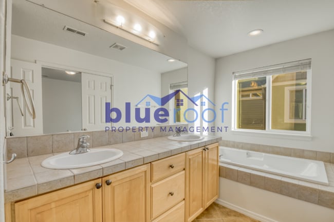 Building Photo - 17064 SW Rockridge Ct