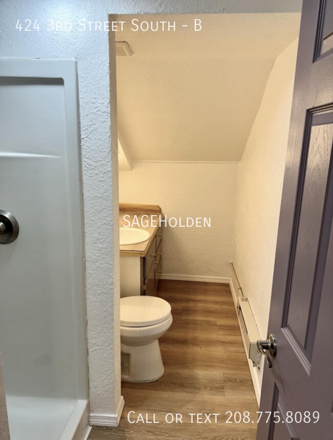 Building Photo - 424 3rd St S