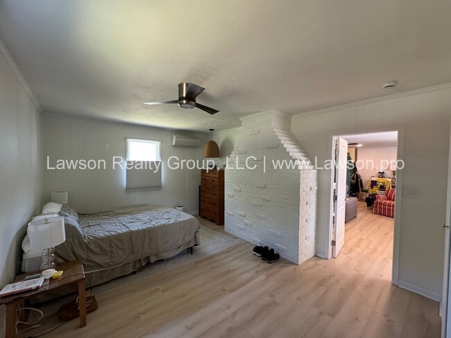 Building Photo - Large Raleigh Court Home on a Corner Lot