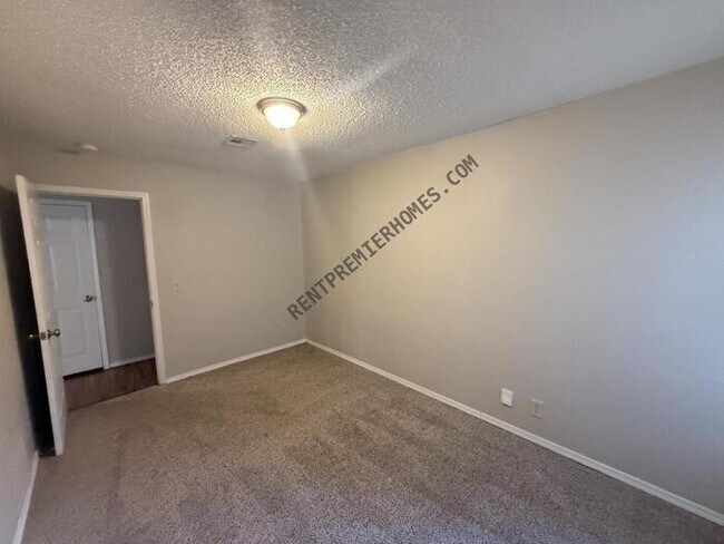 Building Photo - 1533 E 67th Pl