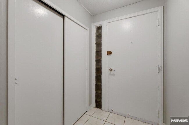 Building Photo - 95 Grove St