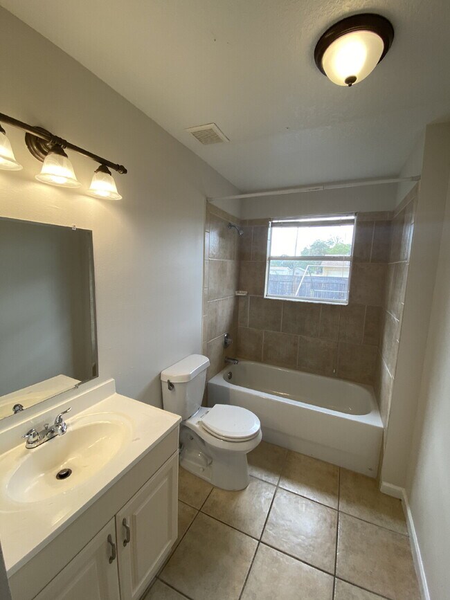 Building Photo - "Spacious 4-Bedroom Home with 2 Full Baths...