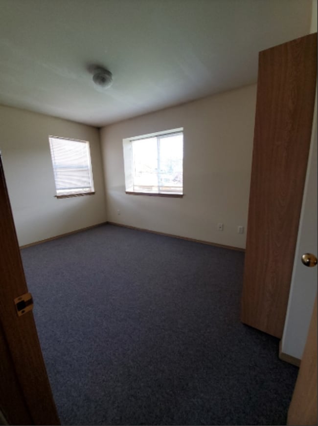 Building Photo - 4 Bedroom, 3 Bathroom Duplex near WWU! PRE...