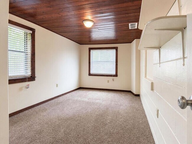 Building Photo - 404 Normandy St