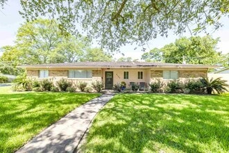 Building Photo - 2125 Shady Ln