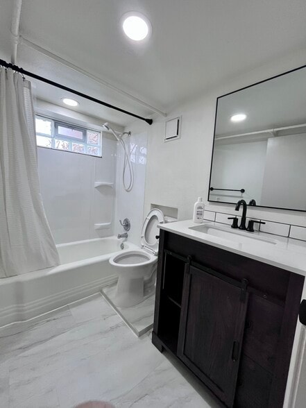 Full bath with tub and shower - 3909 Hayes Ave