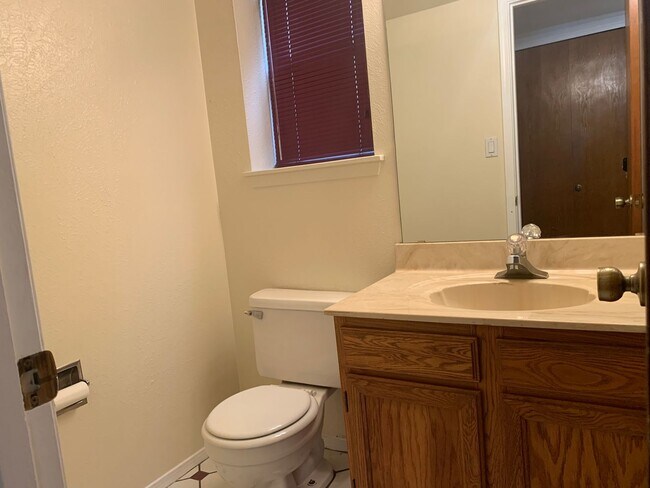 Building Photo - Townhome Style 2bed/1.5 bath