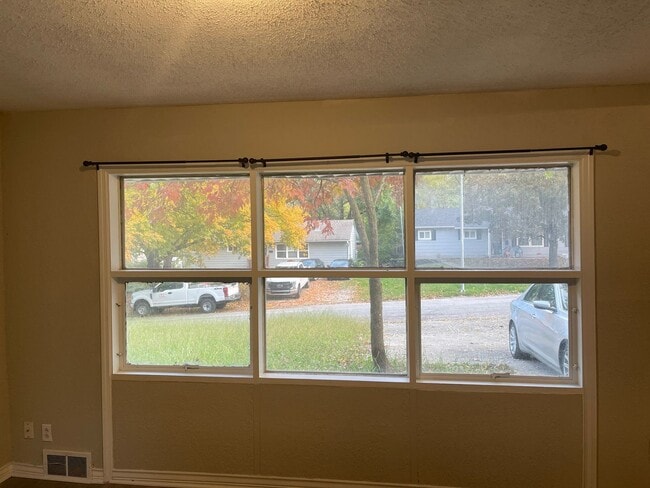 Building Photo - South KC 4Bed/1 Home Available Now!