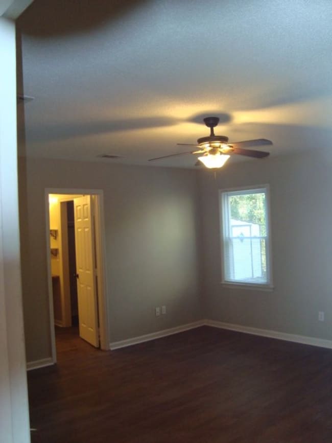 Building Photo - Renovated 4 bedroom available now to rent!