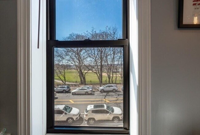 Building Photo - Comfortable and Spacious Rental Opportunity