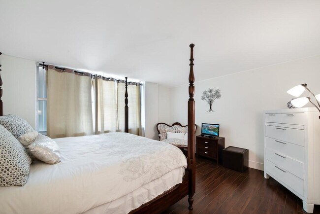 Building Photo - 1147 Hillsboro Mile