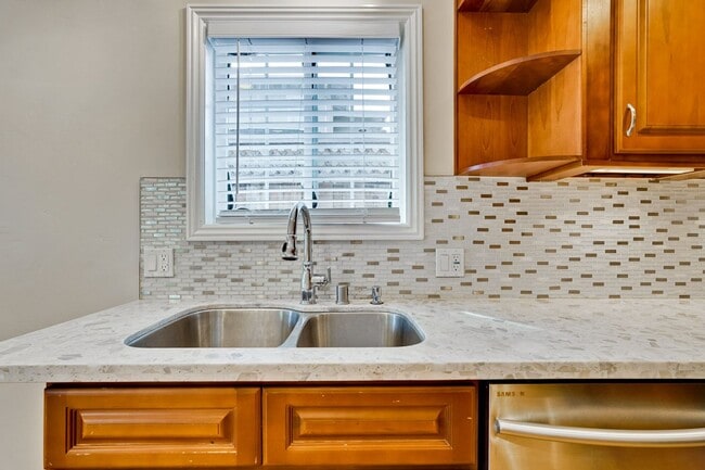 Building Photo - Updated 3 bedroom , 2 bath home in Mountai...