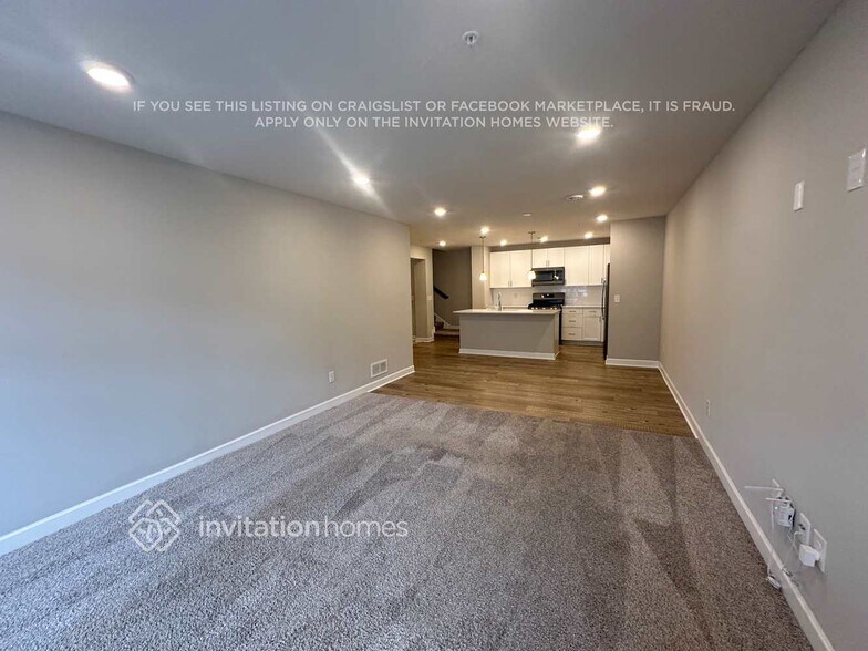 Building Photo - 10904 Everest Pl N