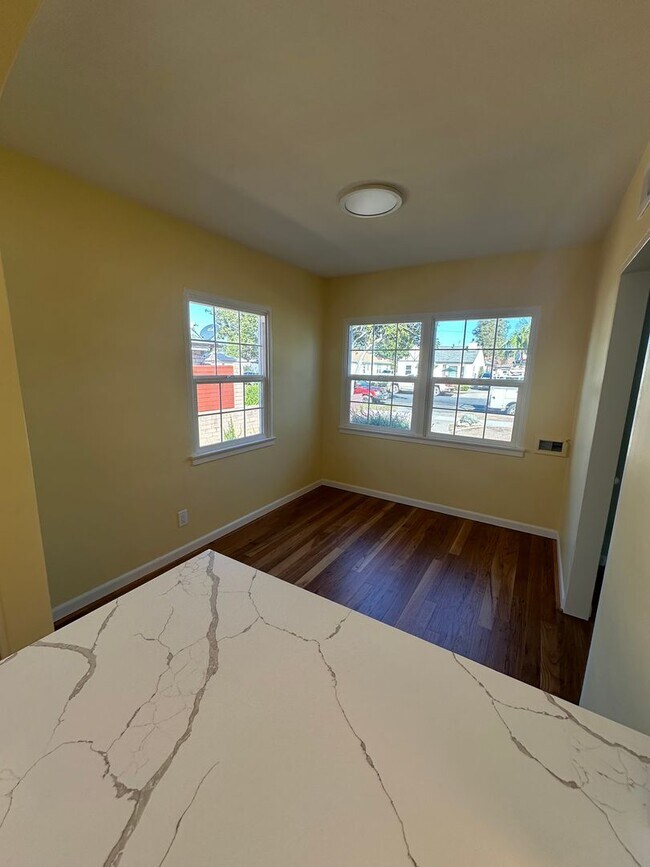 Building Photo - Cute NE 2 Bedroom, 1 Bath Home close to Hancock College