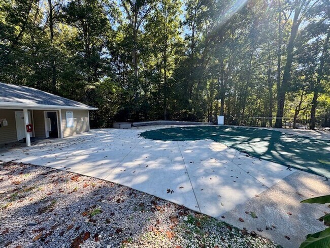 Building Photo - Elegant 2-Story Townhome with Sunroom & Lu...